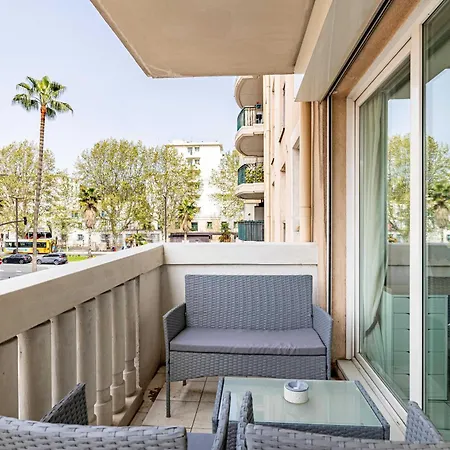 Charming With Balcony & Pool -heart Of Apartment *