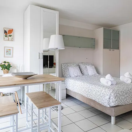 Charming With Balcony & Pool -heart Of Apartment *