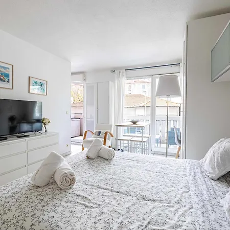 Charming With Balcony & Pool -heart Of *