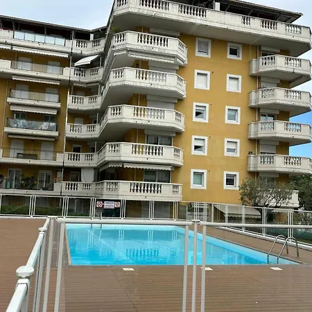 Charming With Balcony & Pool -heart Of Apartment Nizza